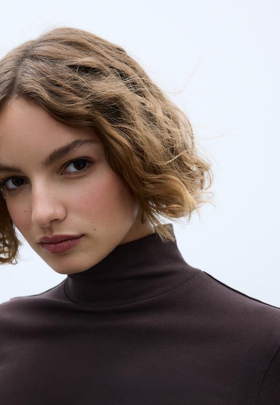 camiseta basica cuello alto