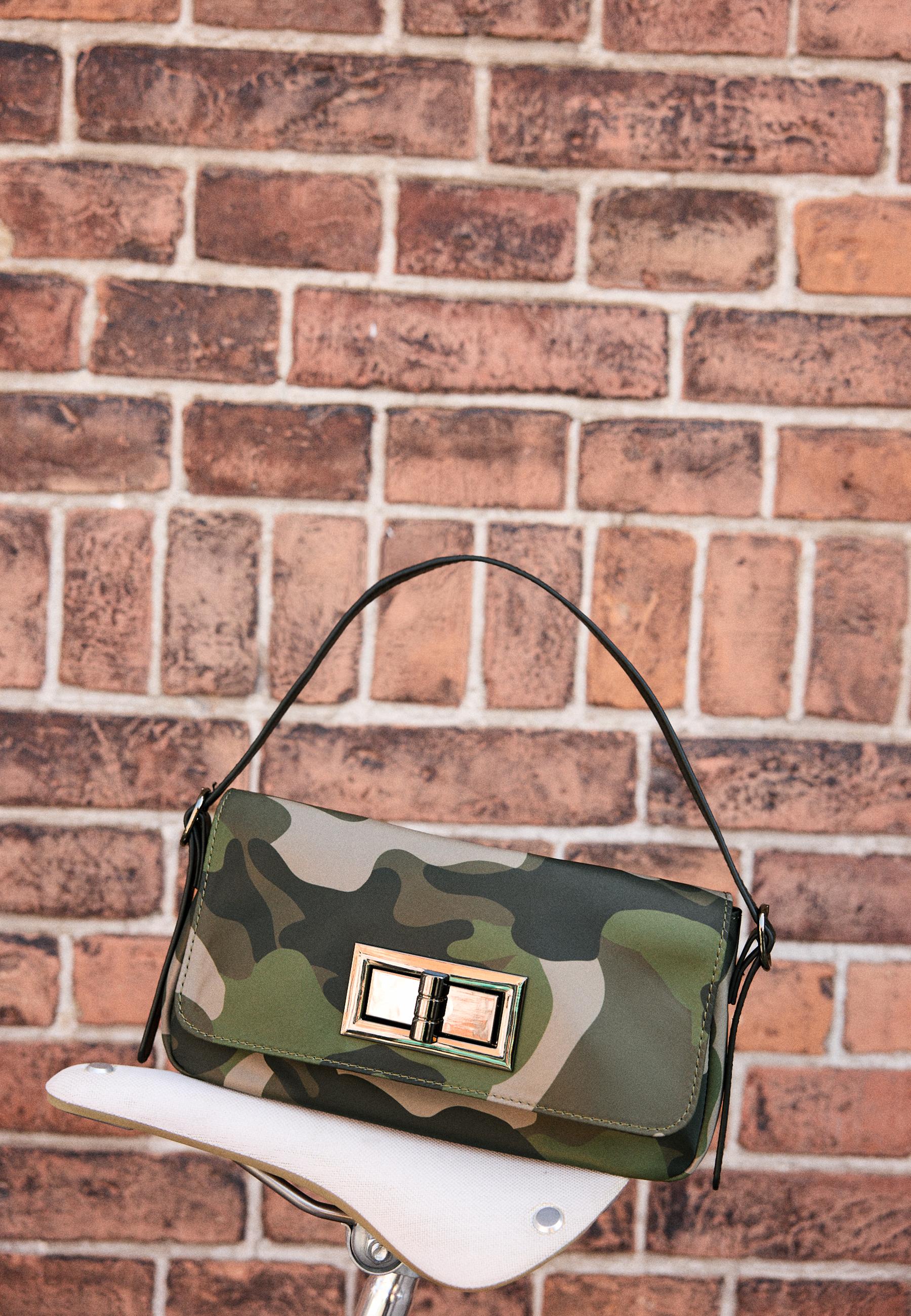 Printed compact shoulder bag with clasp — Black
