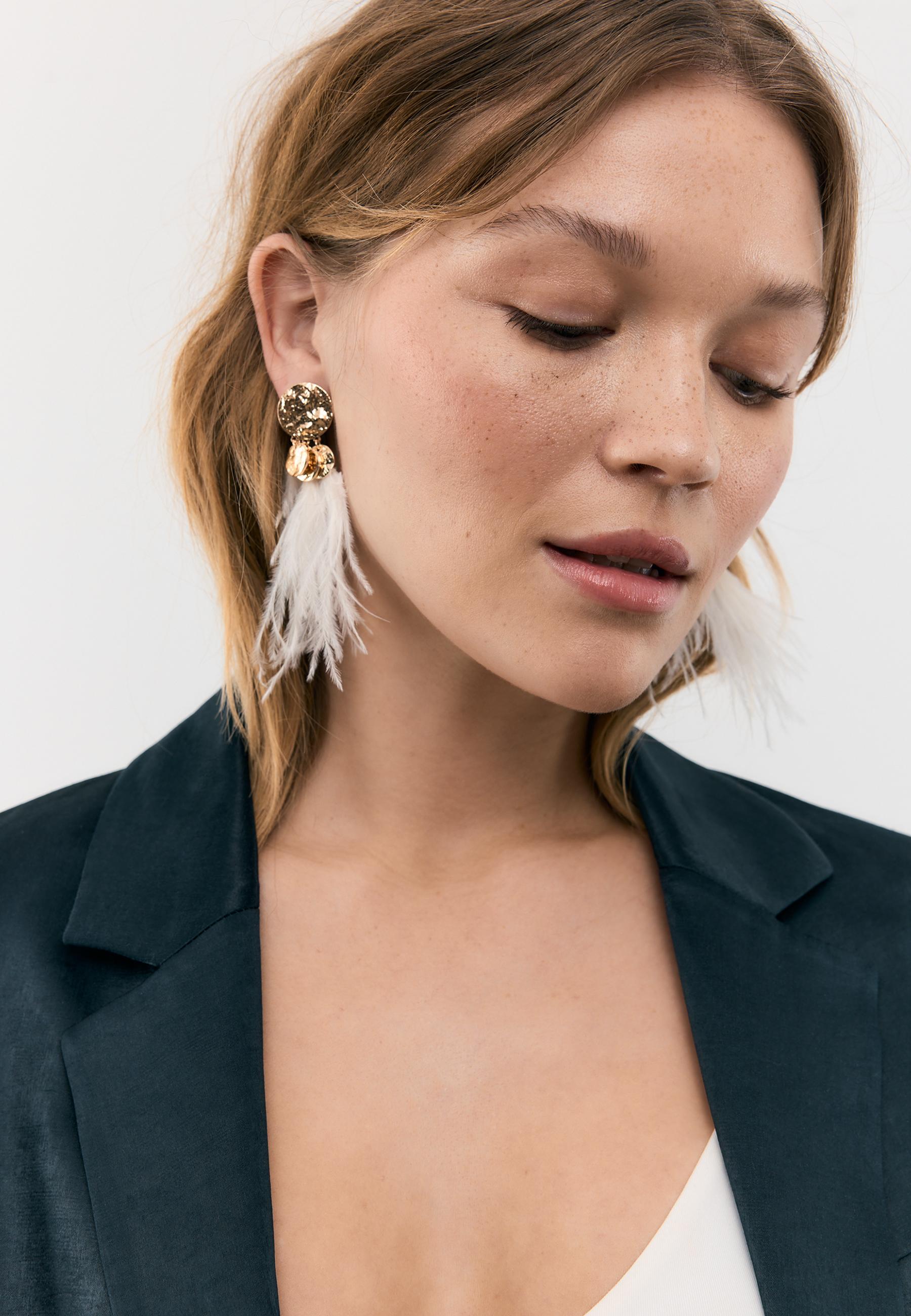 Dangle earrings with textured feather pieces — White