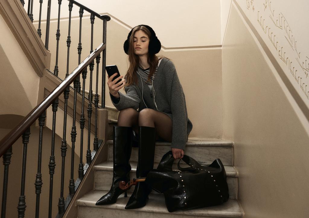 Regular fit knit cardigan with buttons