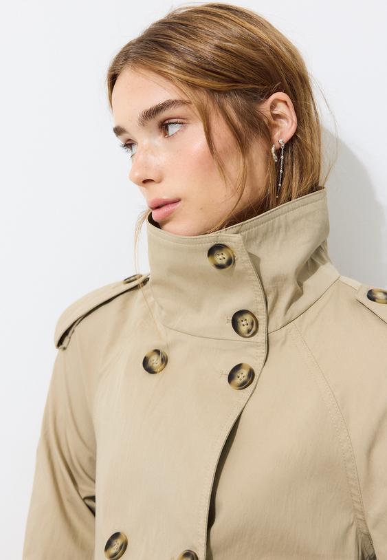 kurzer-trenchcoat-mit-stehkragen-und-gurtel
