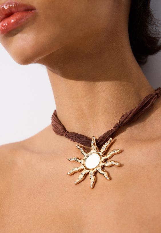 colar de tecido com sol efeito espelho