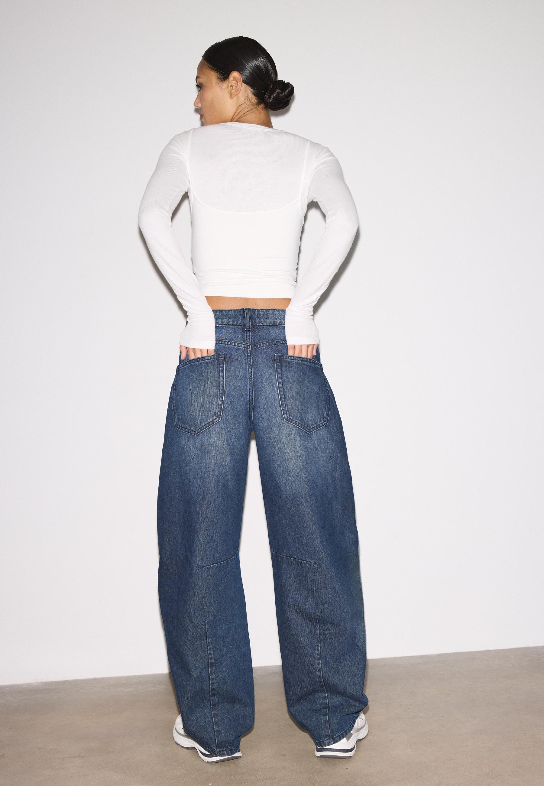 Barrel jeans with eyelets — BLACK DENIM WASHED EFFECT