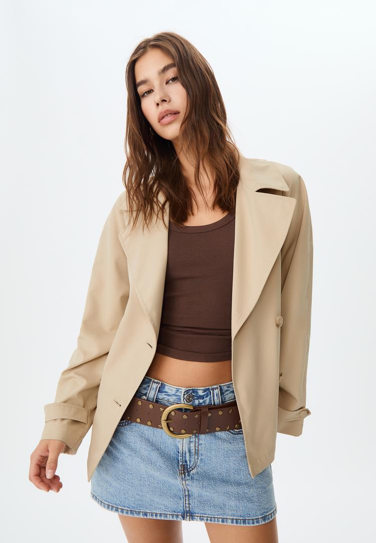 kurzer-flieender-trenchcoat-mit-gurtel