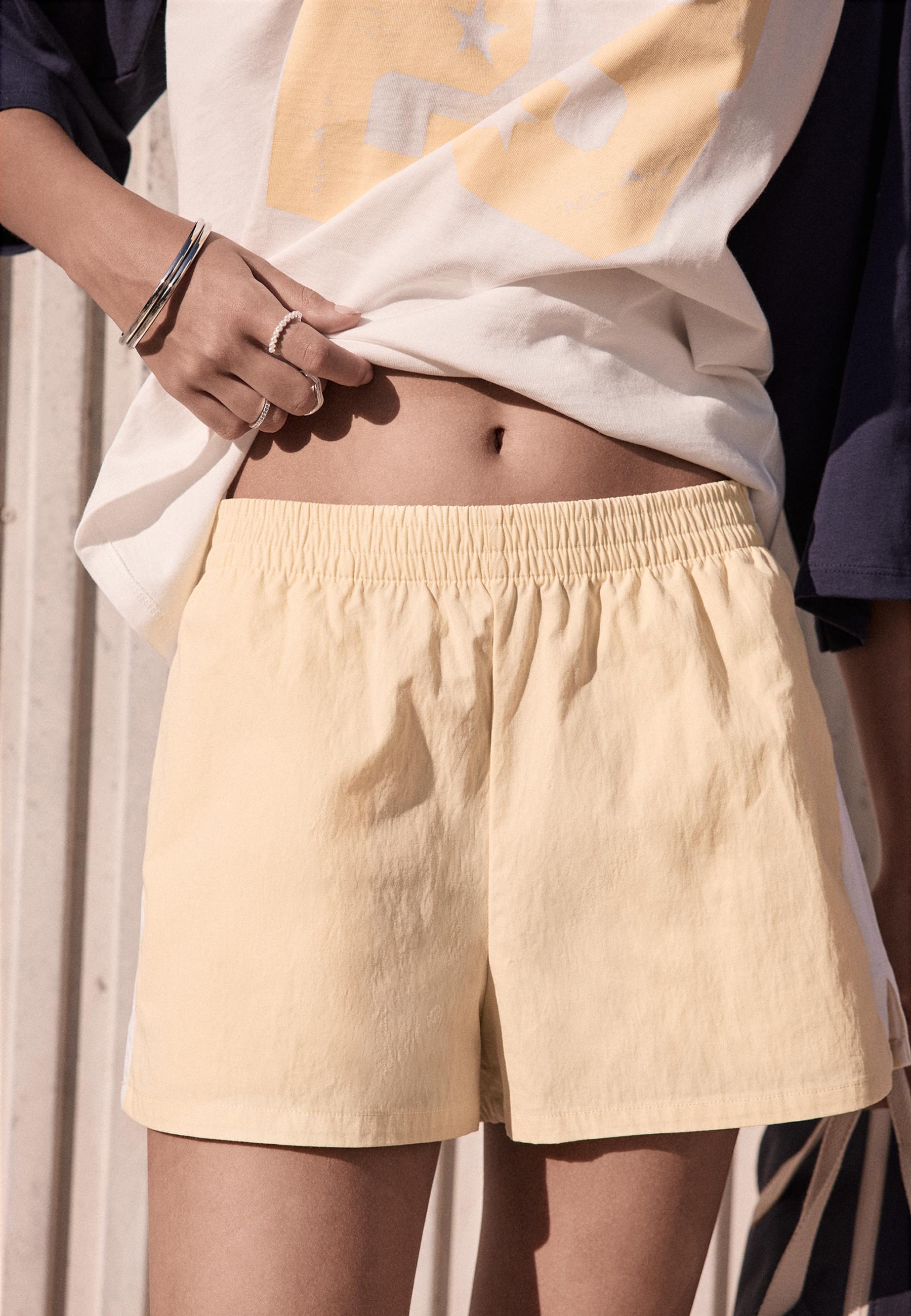 Technical shorts with side stripe — Pastel yellow