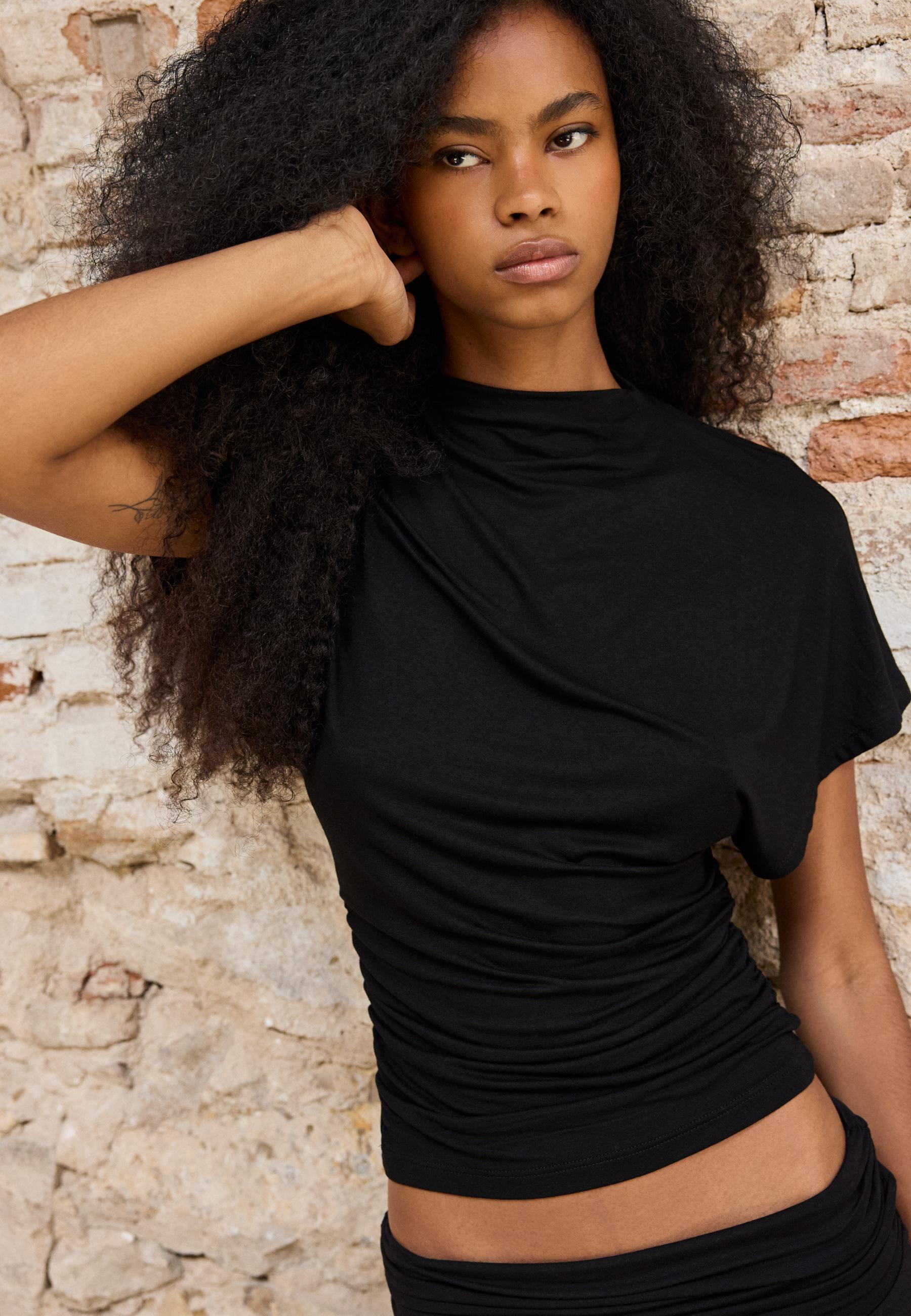Short sleeve gathered mock neck T-shirt — Black