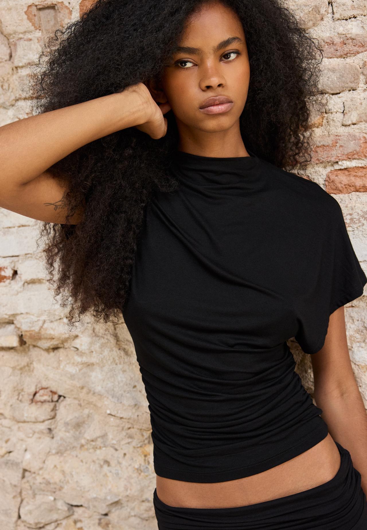 Short sleeve mock neck gathered top — Black