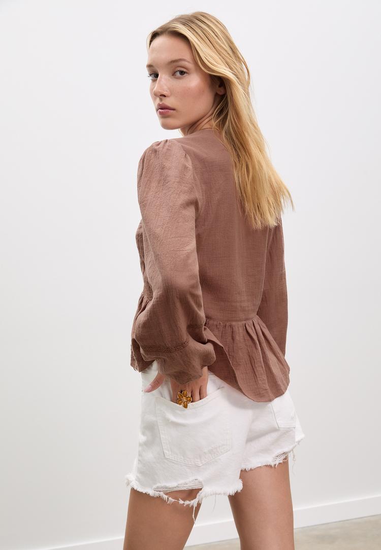 blusa com no fluida bordada