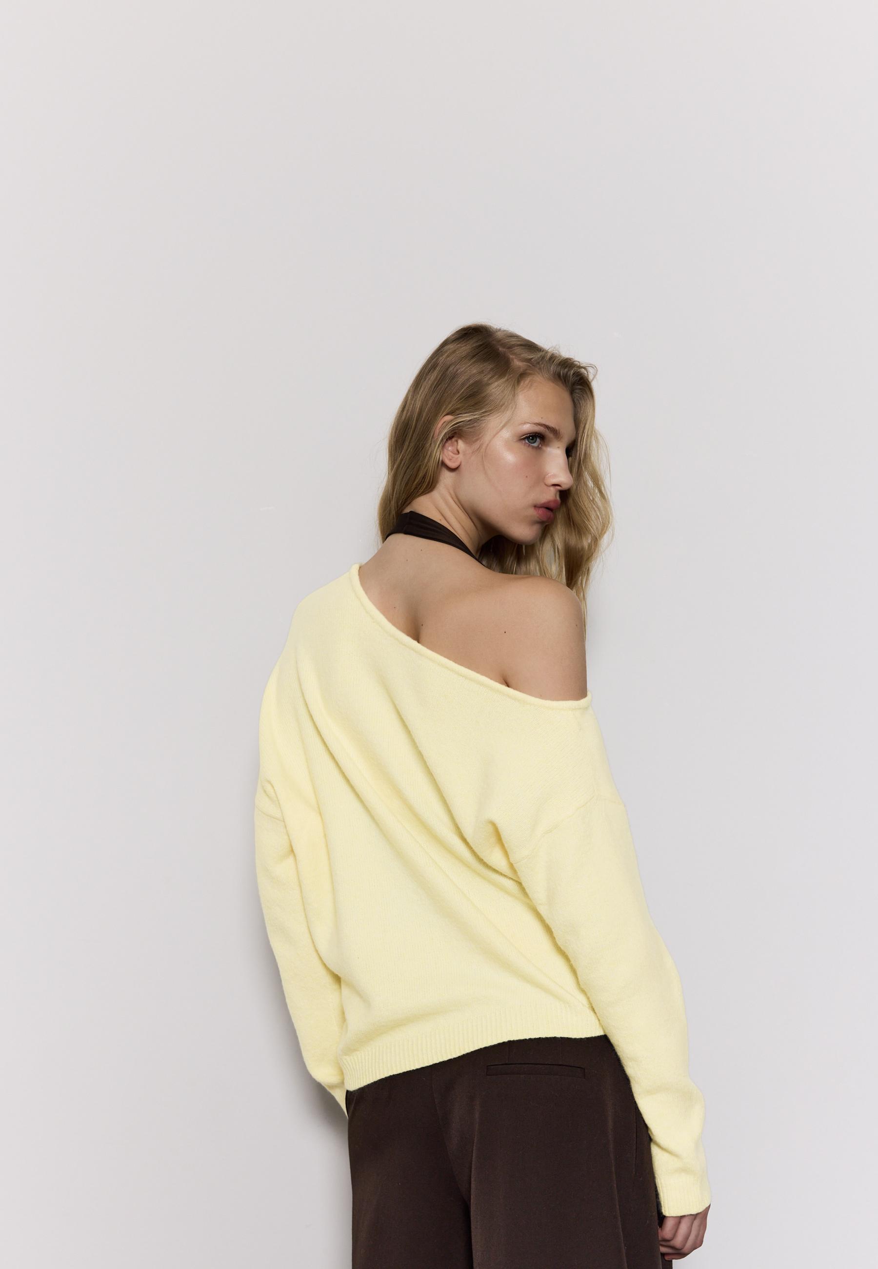 Asymmetric knit sweater — Pastel yellow