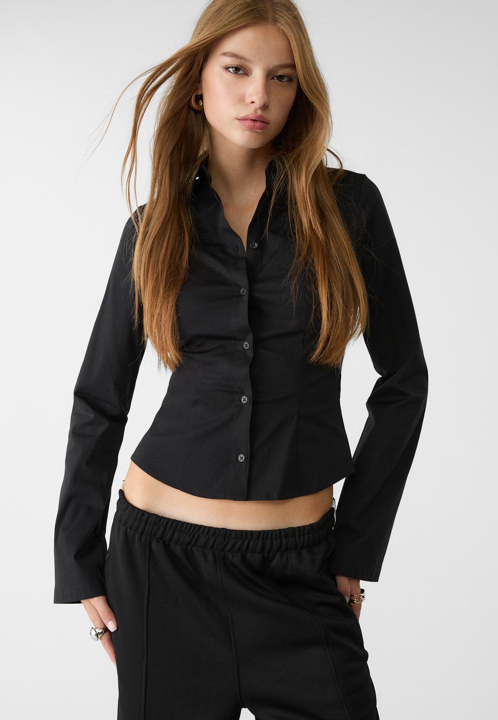 Fitted shirt with flowing sleeves