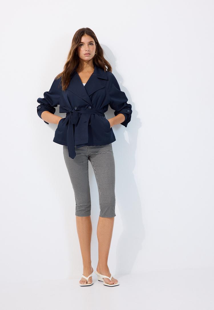 Stradivarius – Kort, Följsam Trenchcoat Med Skärp