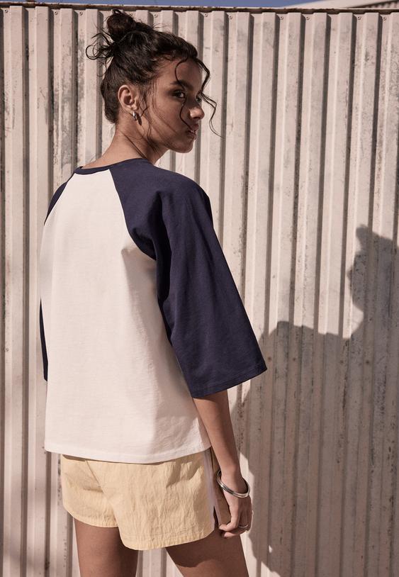 maglietta con maniche raglan