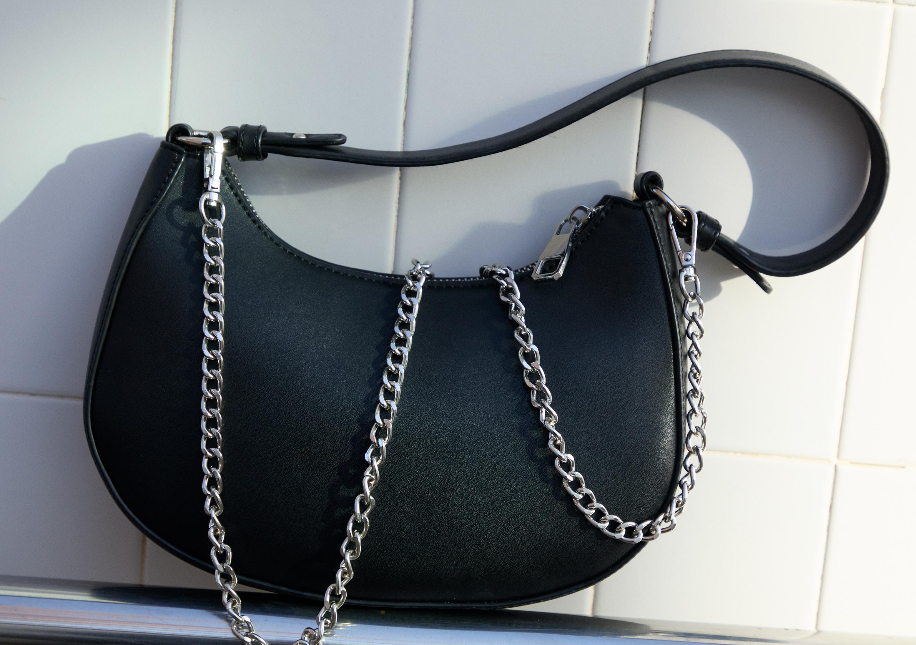 Moon shoulder bag with chain — Black