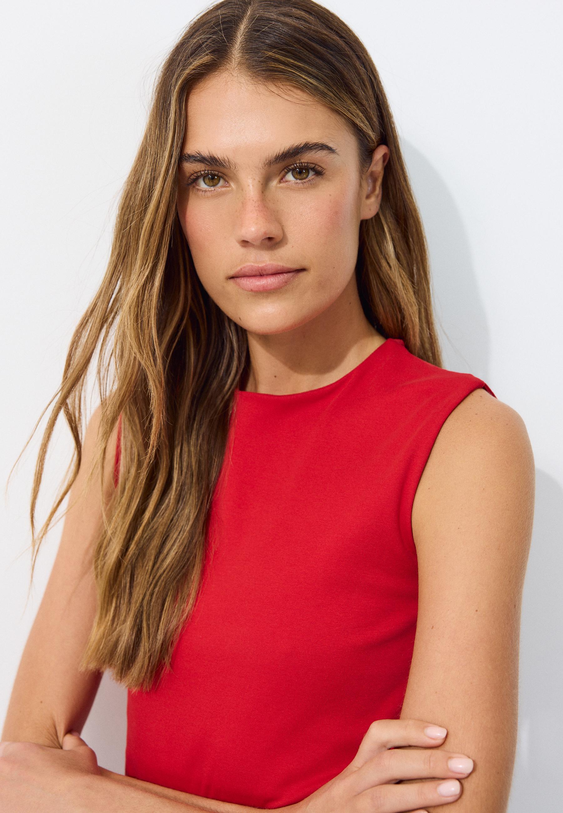 Basic Sleeveless T-Shirt — Red