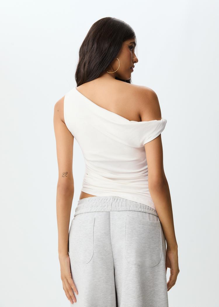 asymmetrisches-t-shirt-mit-tupfen-und-ruschen