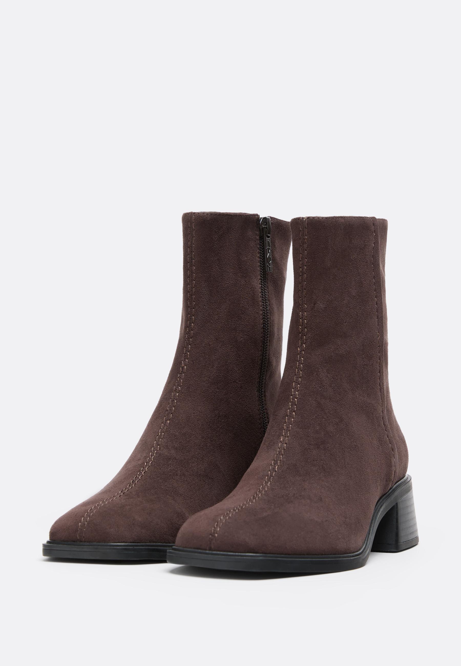 Stradivarius Wide Fit. Ίσια Μποτίνια Από Συνθετικό Σουέντ Καφέ 37