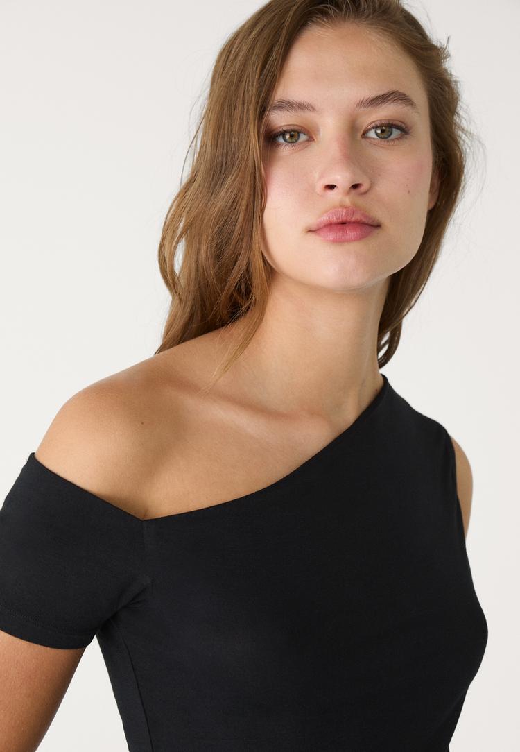 t-shirt-mit-asymmetrischem-kragen