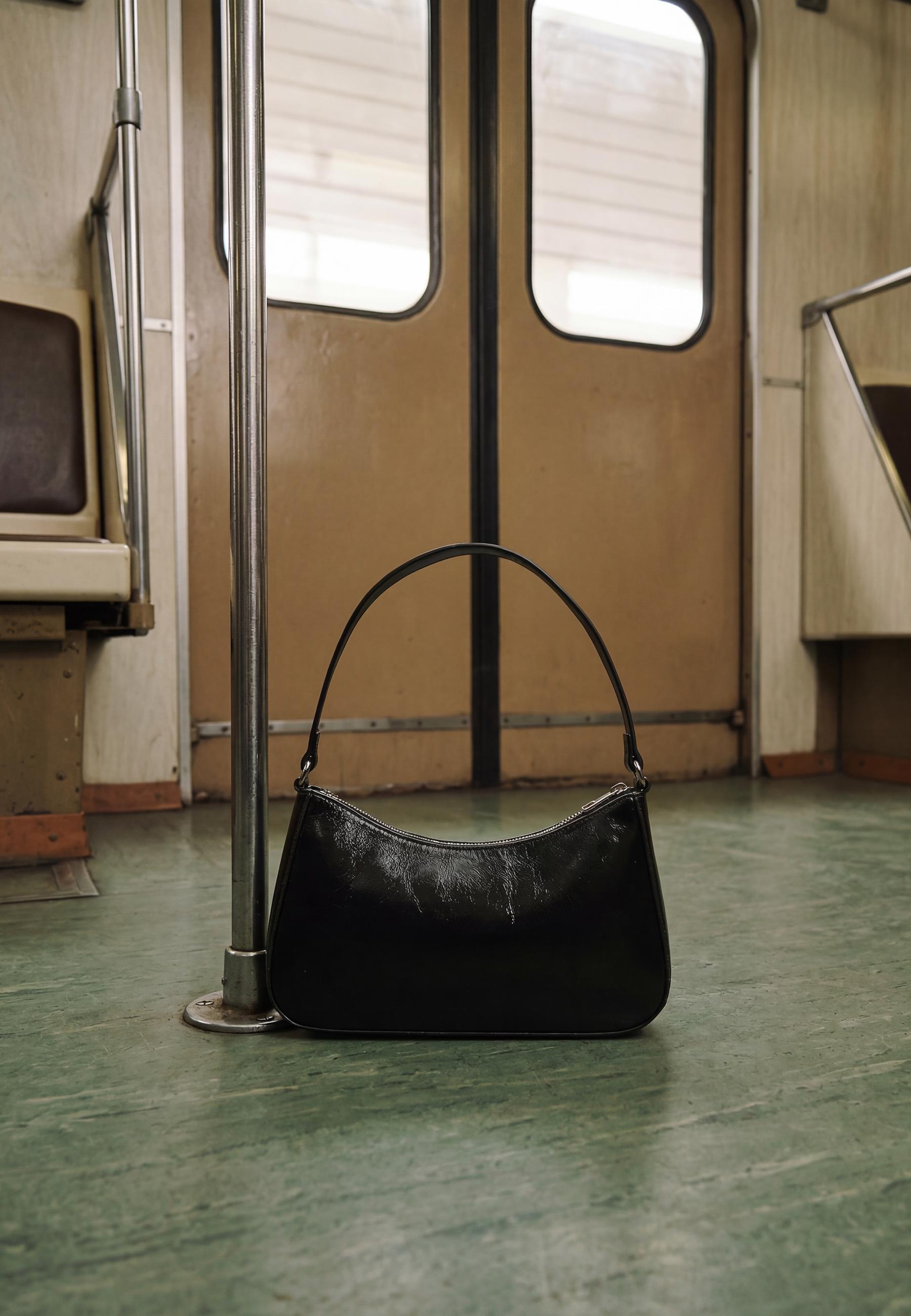 Long chain shoulder bag — Black