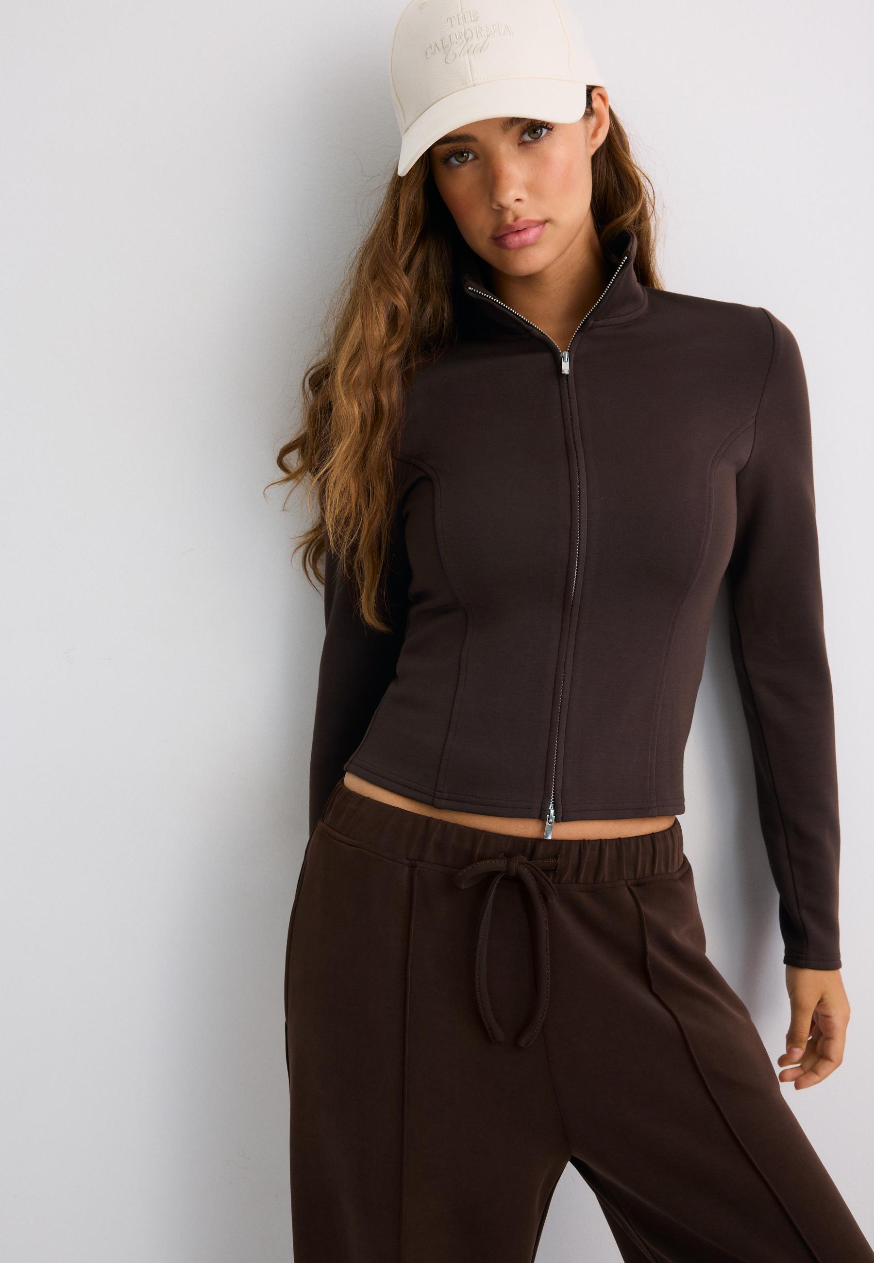 Yumuşak dokulu, fermuarlı, vücuda oturan sweatshirt