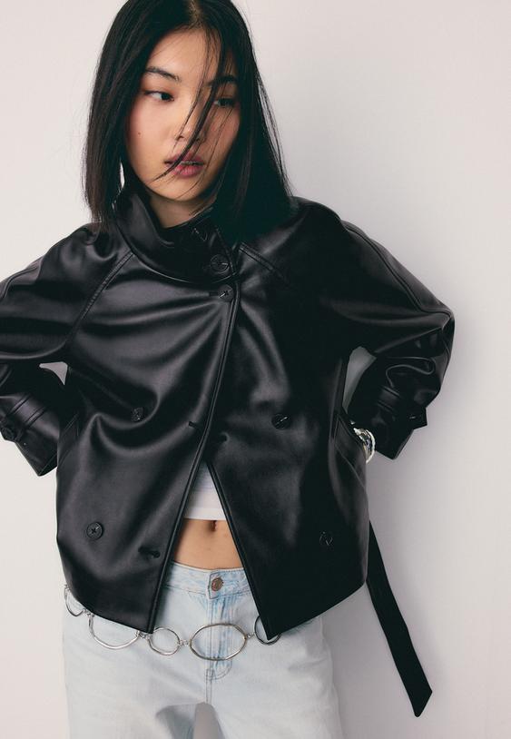 trenchcoat-mit-stehkragen-aus-kunstleder