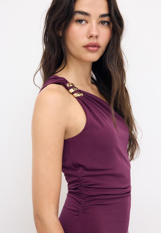 vestido com peca metalica
