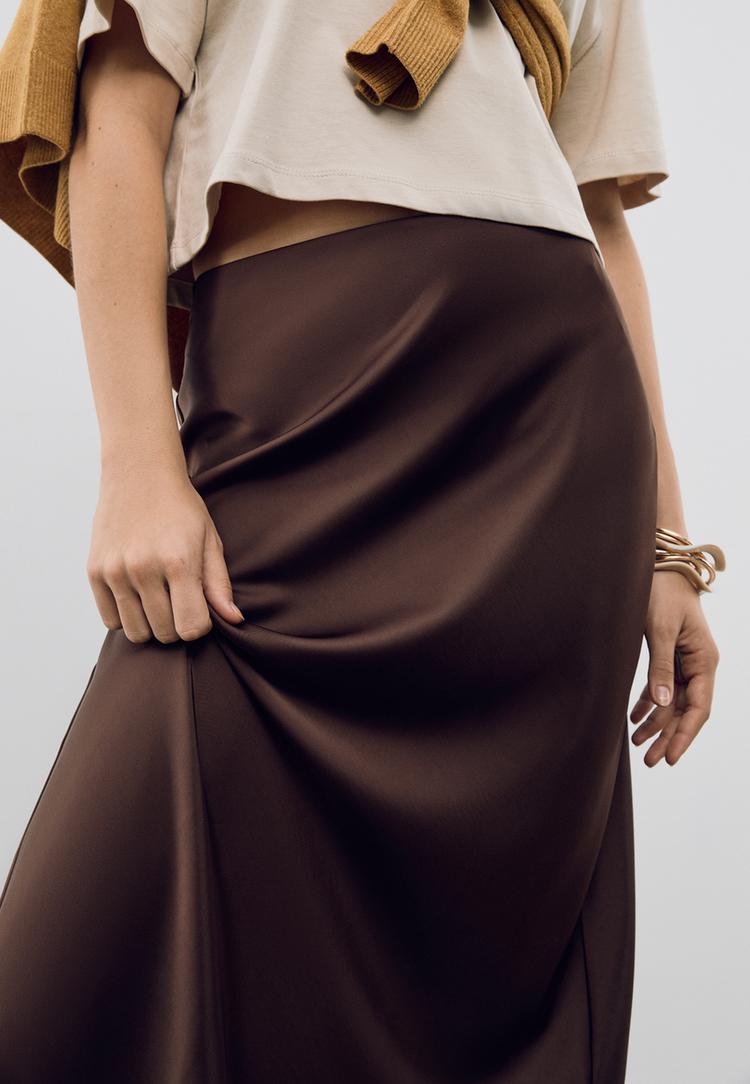 falda midi satinada