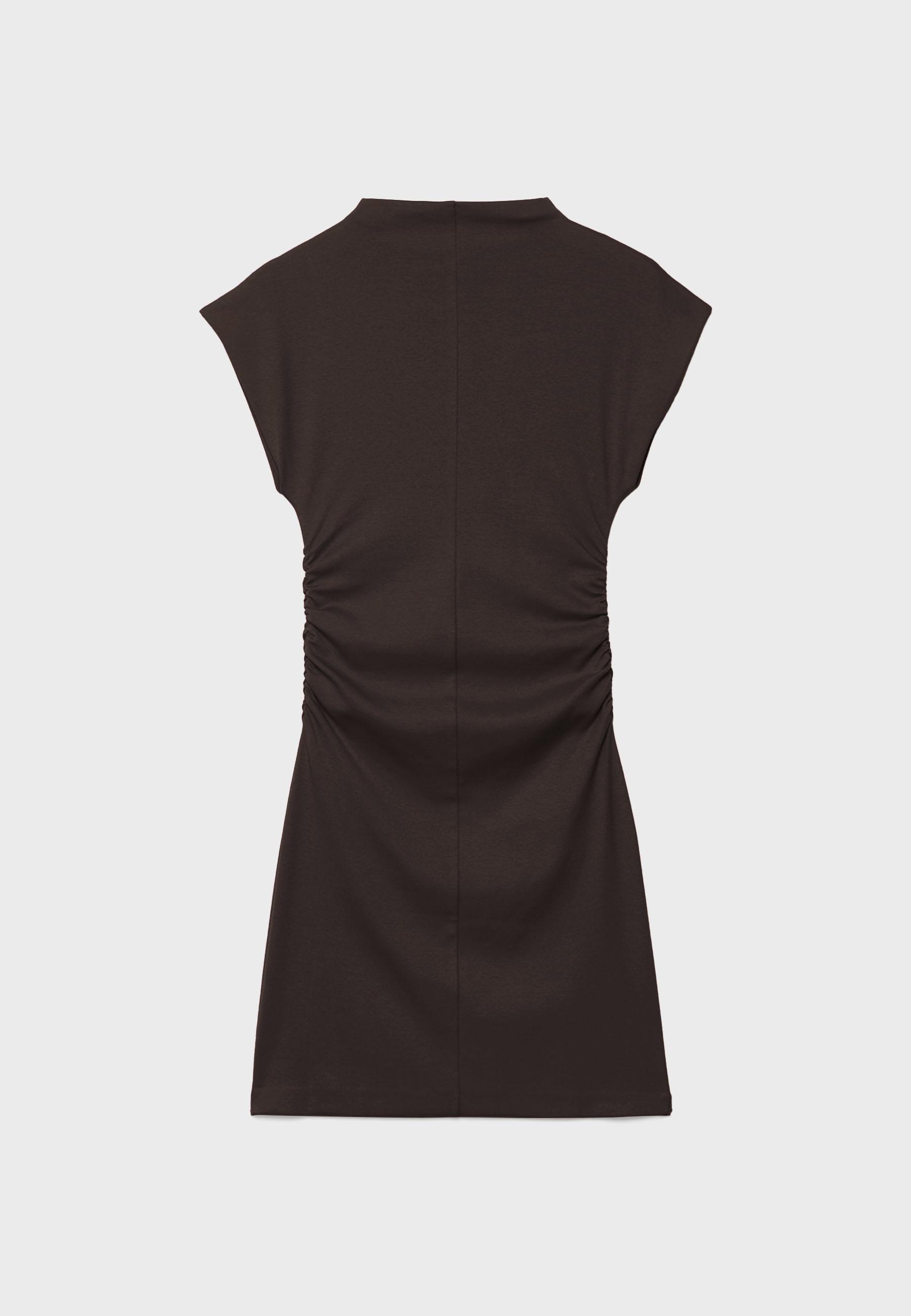 Kısa vücuda oturan büzgülü elbise