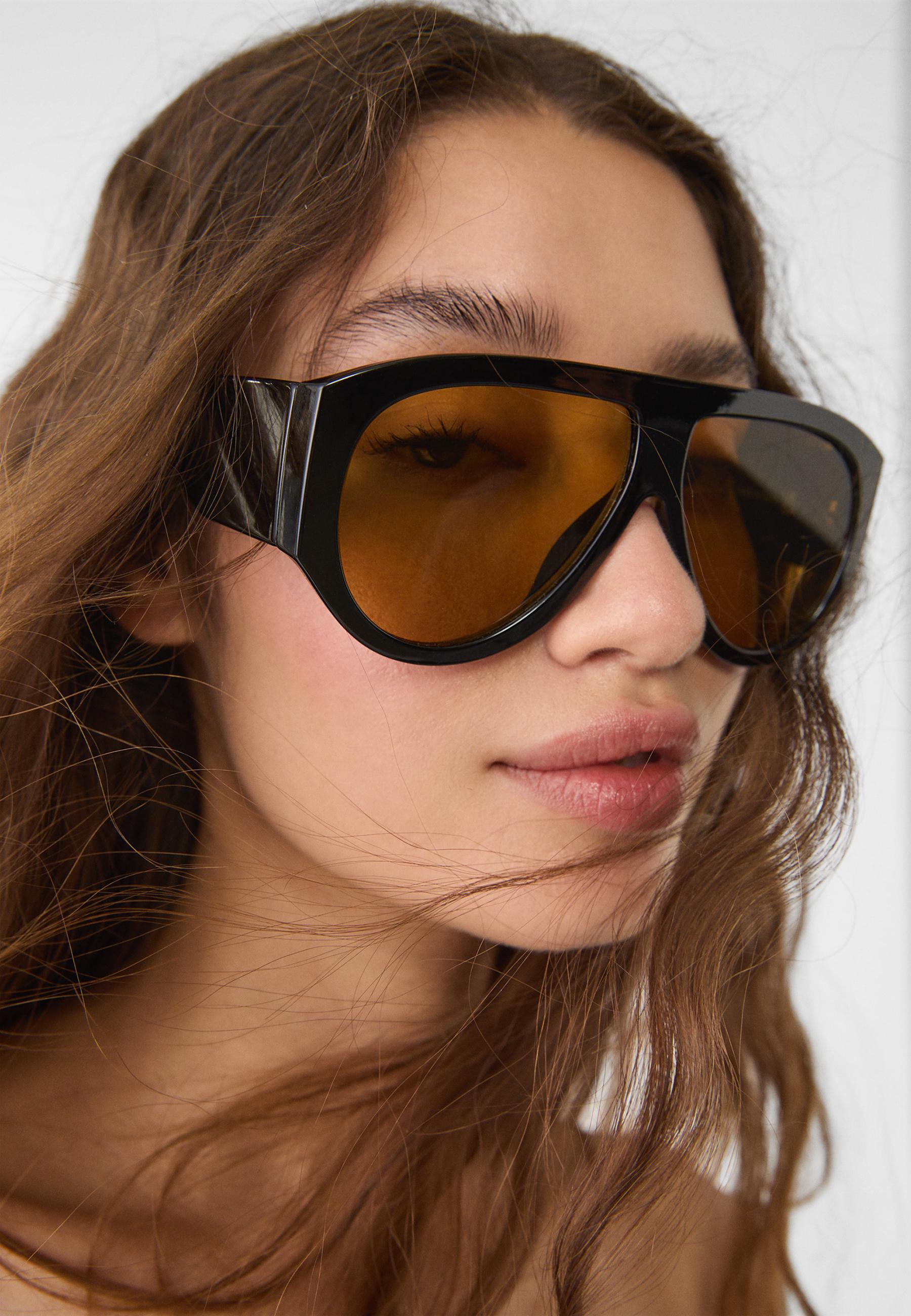 Resin sunglasses — Black