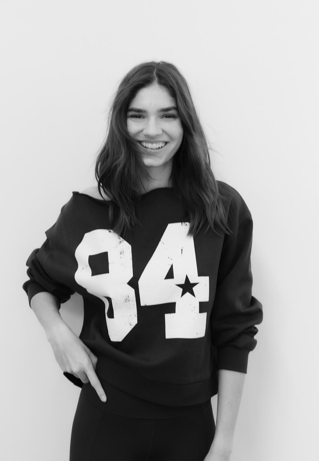 Basic sweatshirt met asymmetrische halslijn