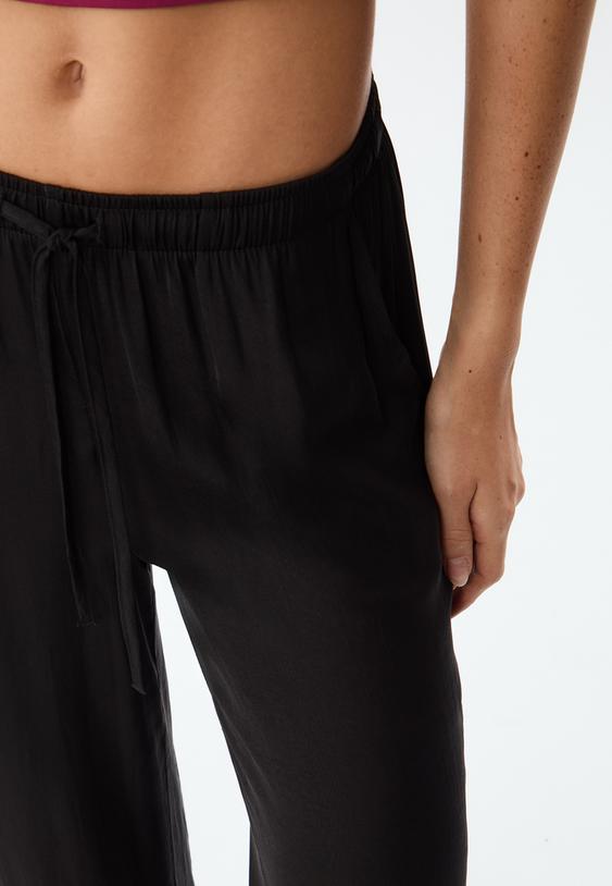 lange soepelvallende broek van zijdeachtige stof