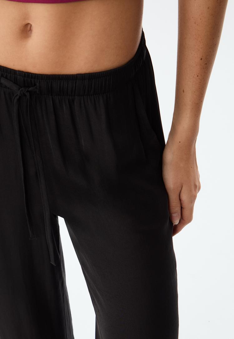 pantaloni lunghi fluidi satinati