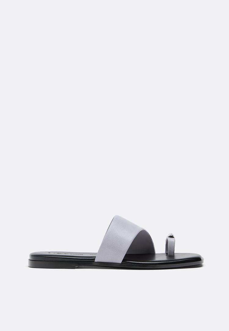 sandales plates a detail sur le dessus