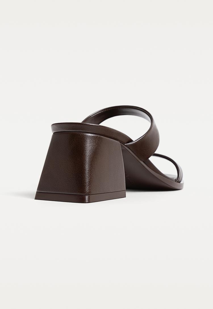 sandalias tacon detalle metalico