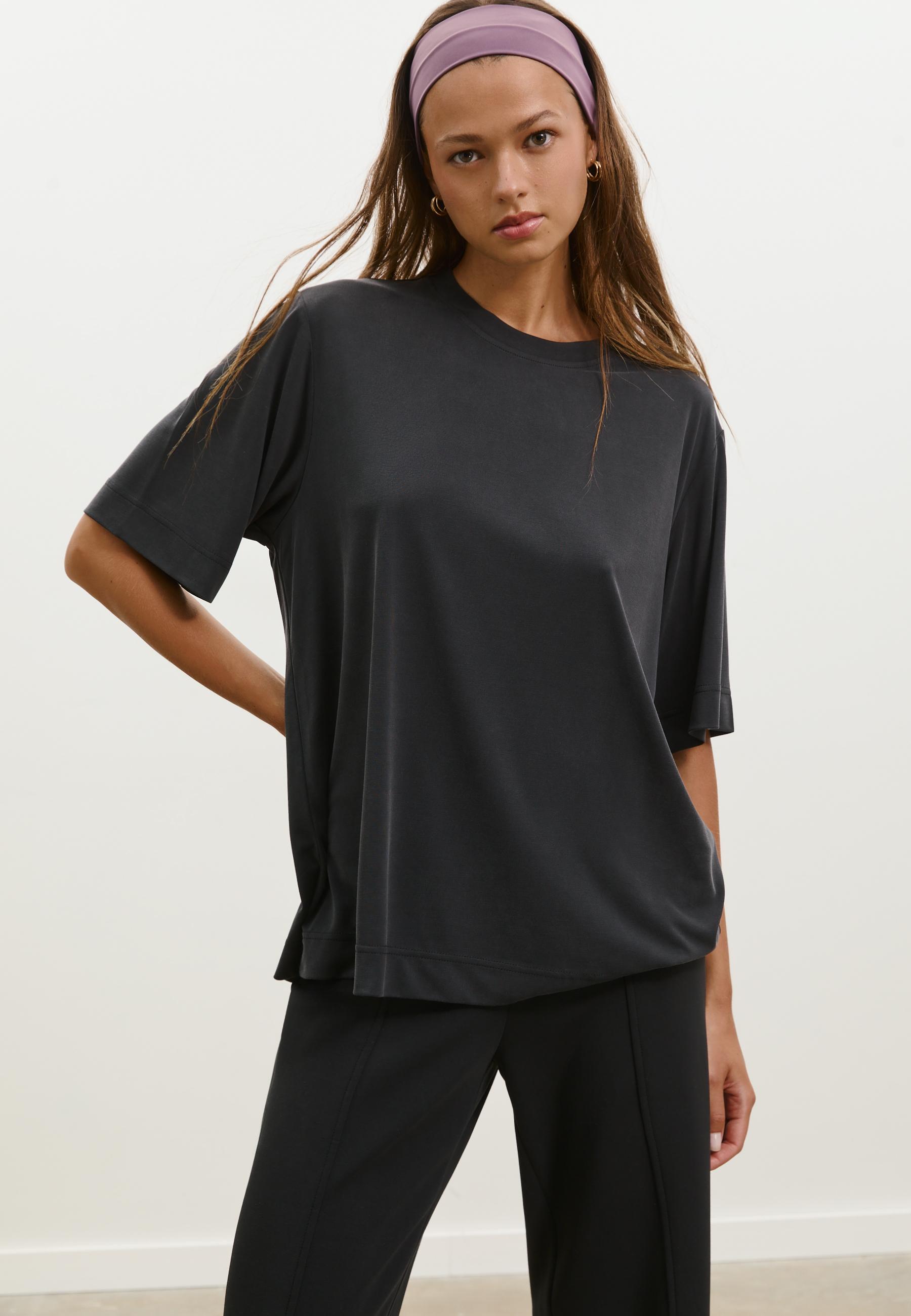 Soft-touch oversize turtleneck — Black