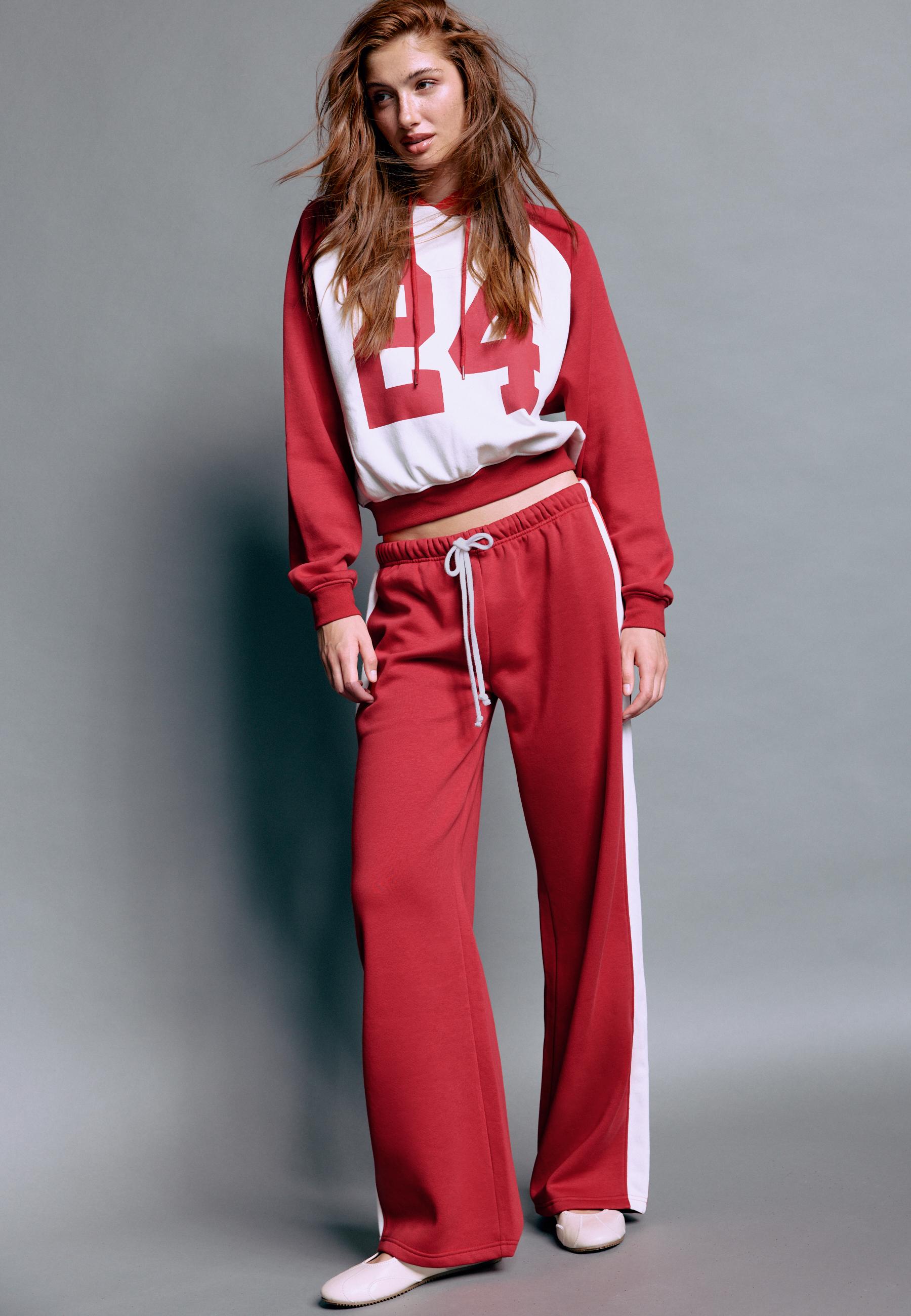 Stradivarius Jogger Παντελόνι Με Ίσια Γραμμή Και Πλαϊνή Ρίγα Κόκκινο Xl