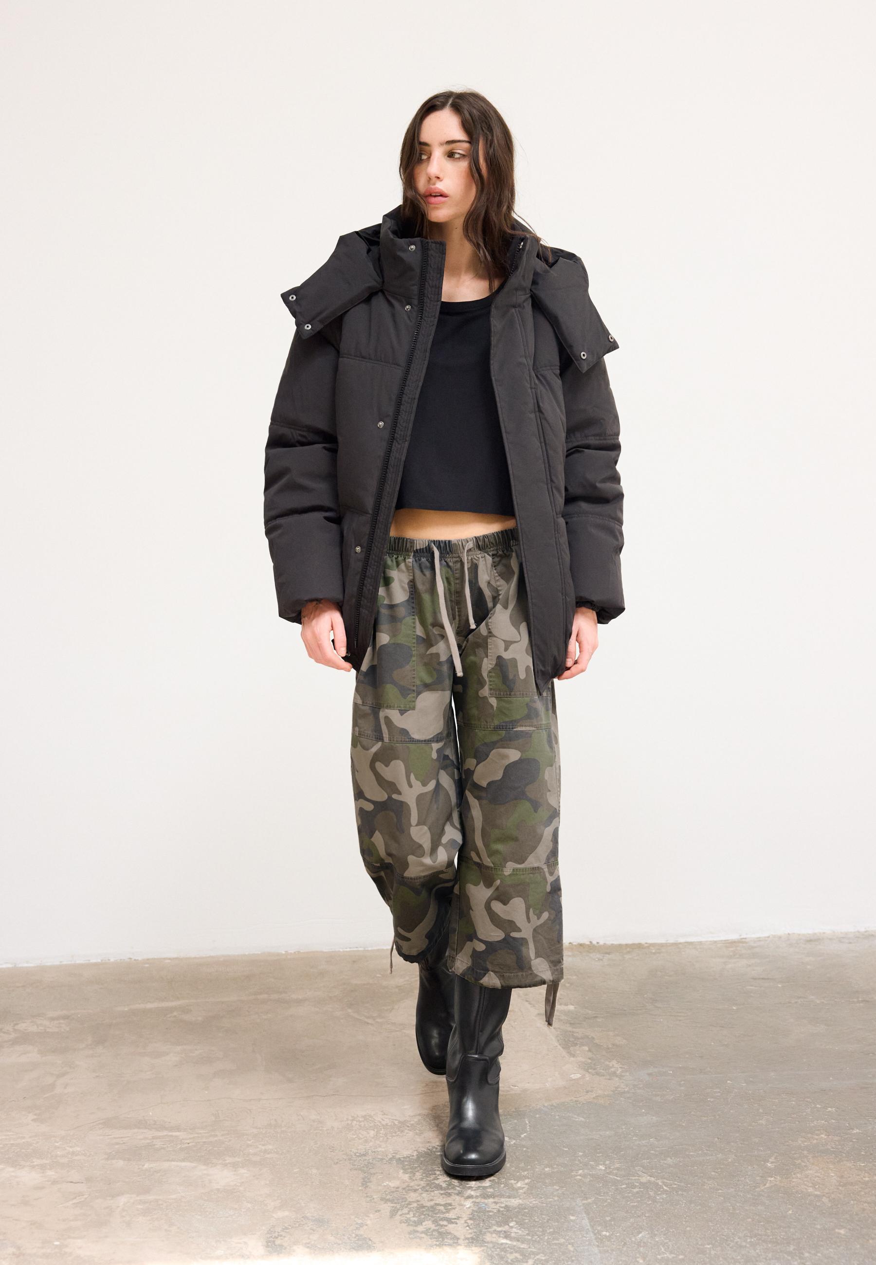 Stradivarius Oversize Καπιτονέ Τζάκετ Με Κουκούλα Μαύρο M