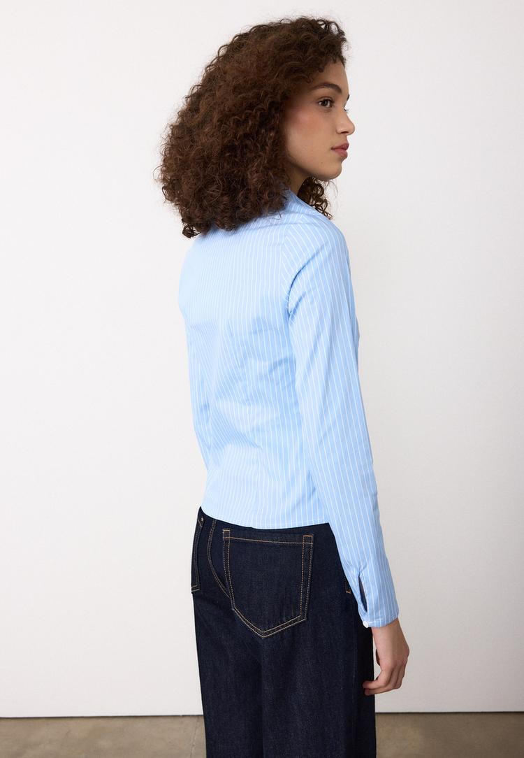 camisa ajustada bajo pecho