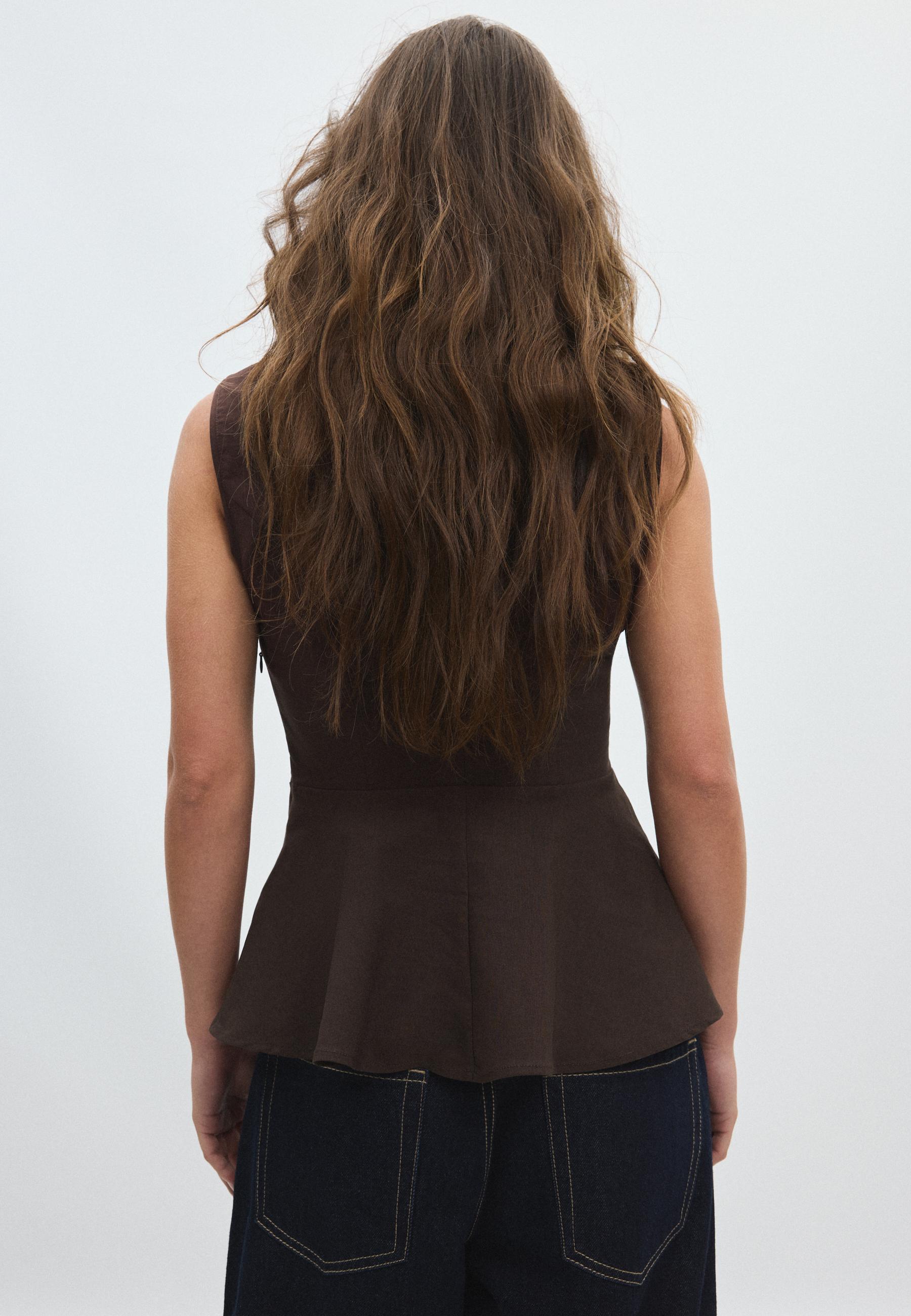 Sleeveless high-neck peplum top — Brown