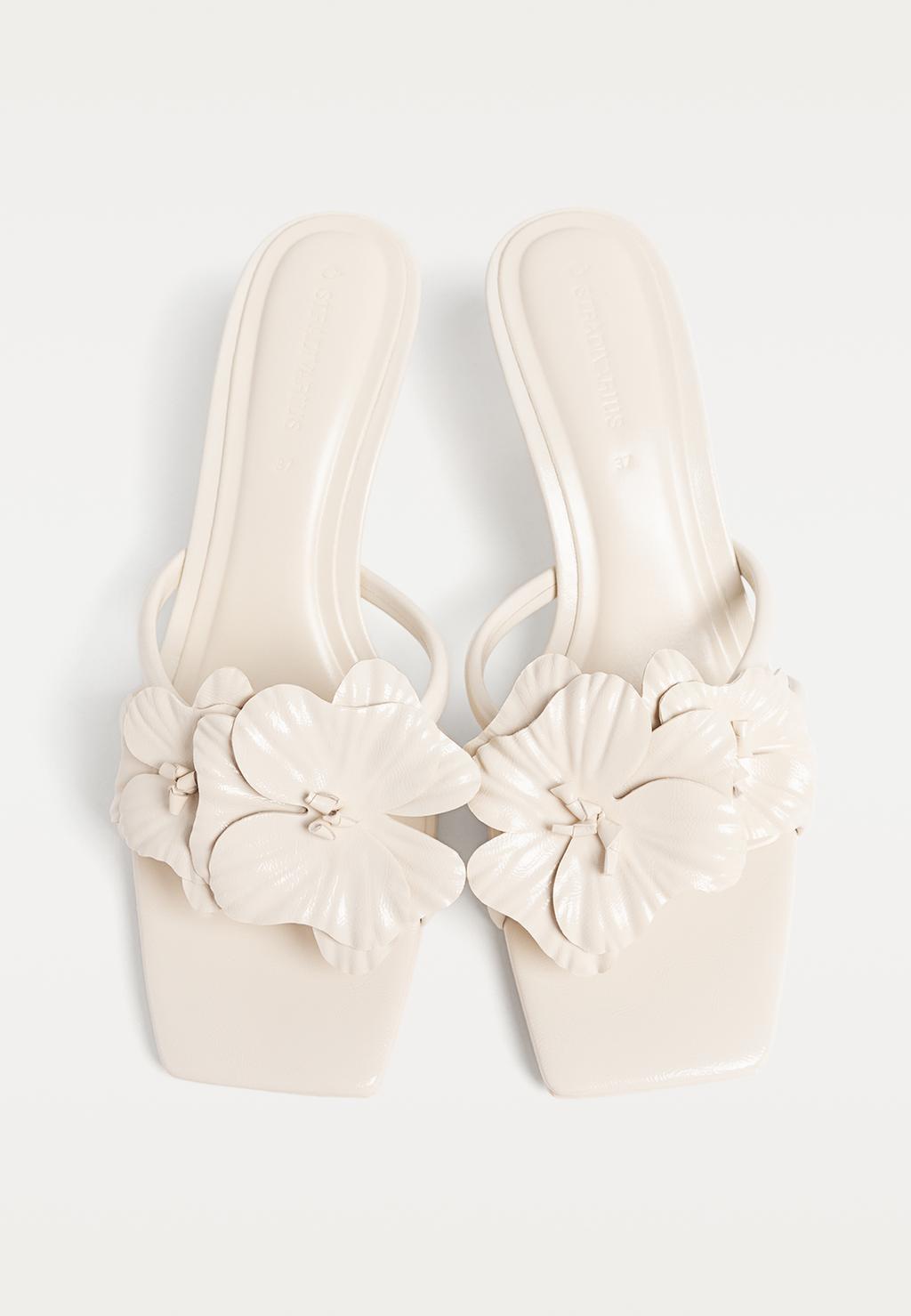 Sandales à talon avec fleurs
