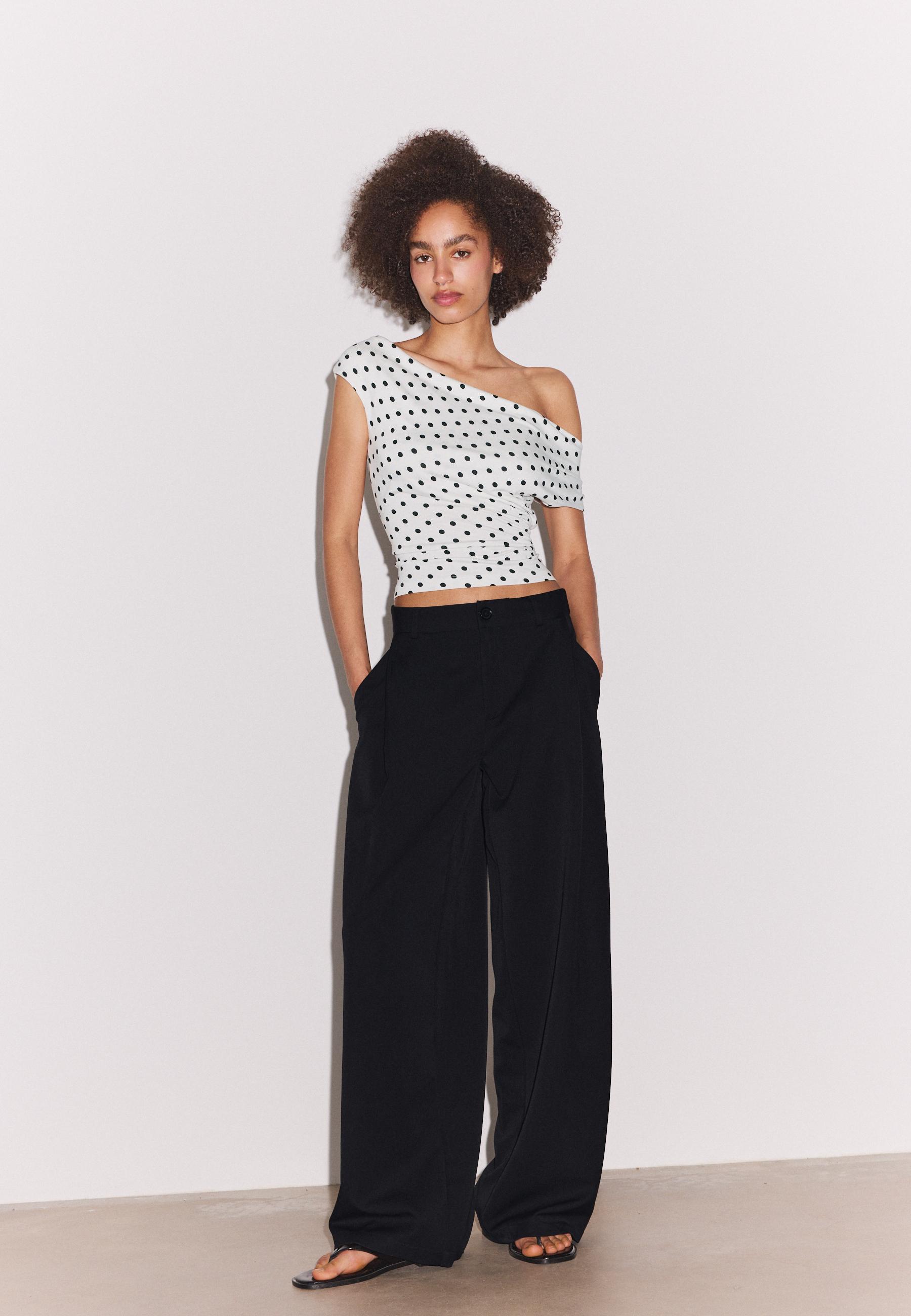 Barrel smart trousers with darts — Black