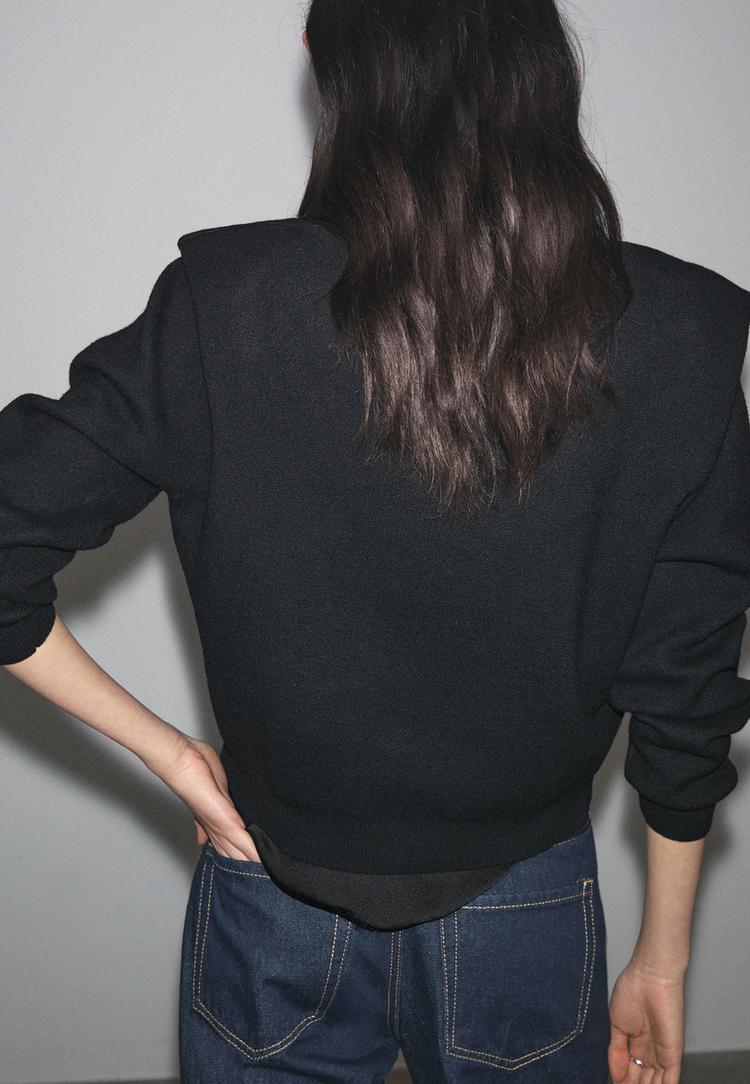 knitted jumper with padded shoulders l05106434