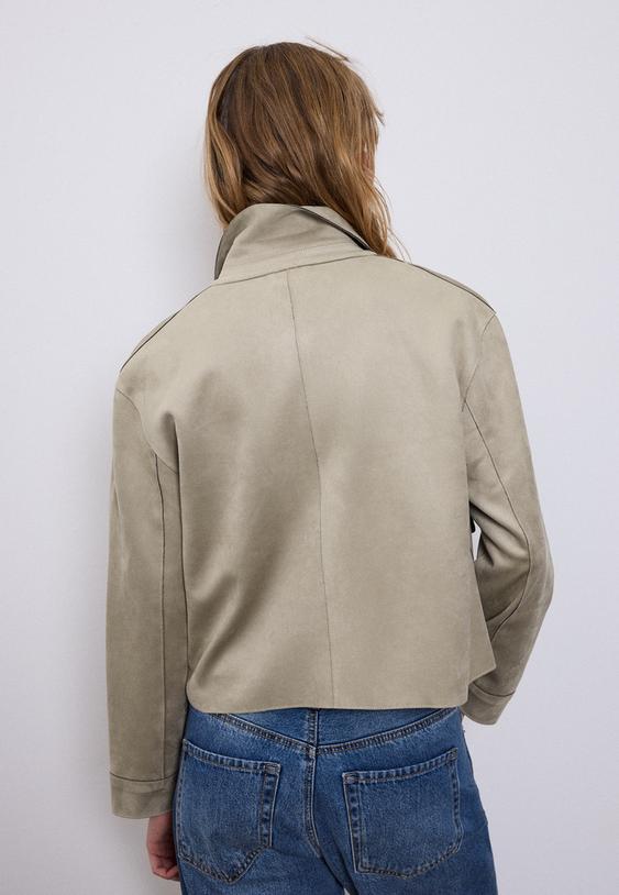 blusao com bolsos com efeito de camurca