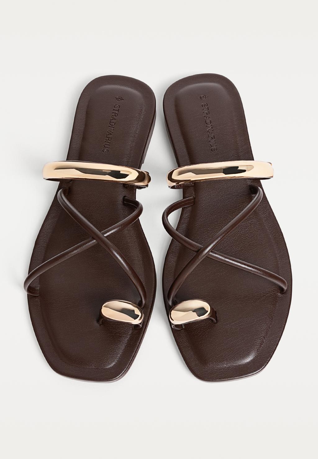 Sandalias planas detalle metálico