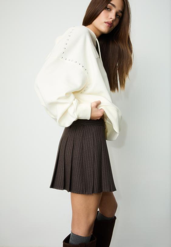 minirock-mit-falten-und-streifen