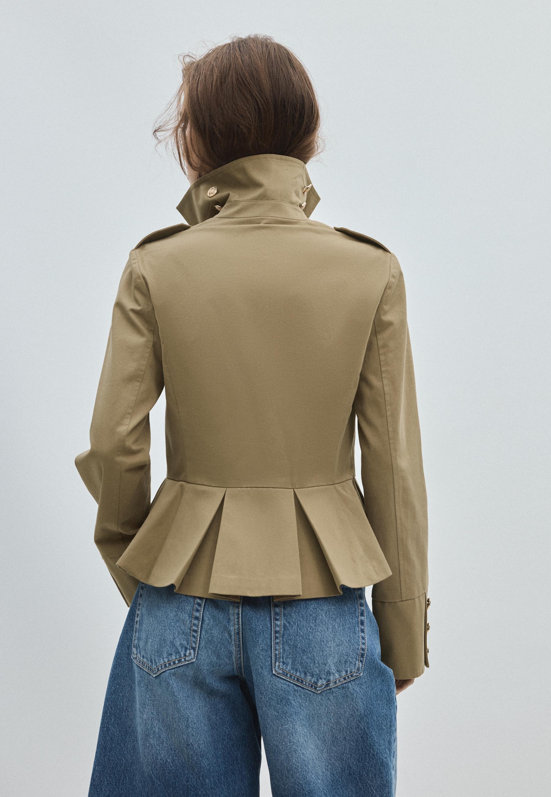 Fitted button-up blazer — Beige