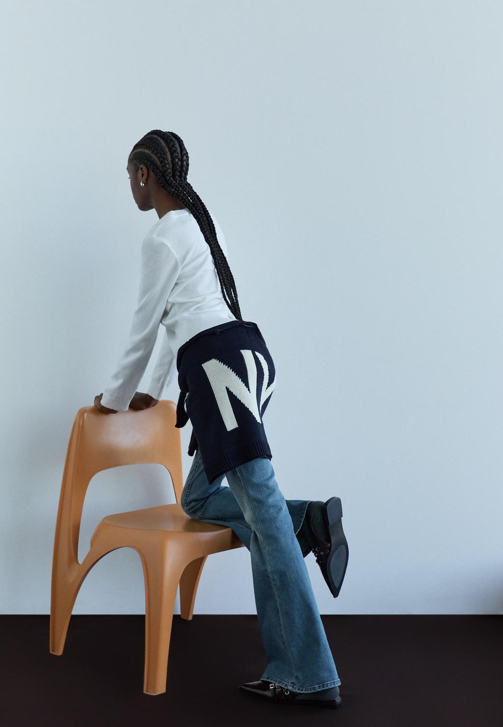 D04 low rise flared jeans