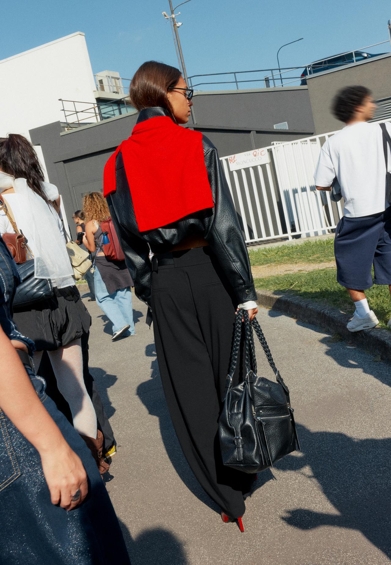 Smart trousers with belt and darts — Black