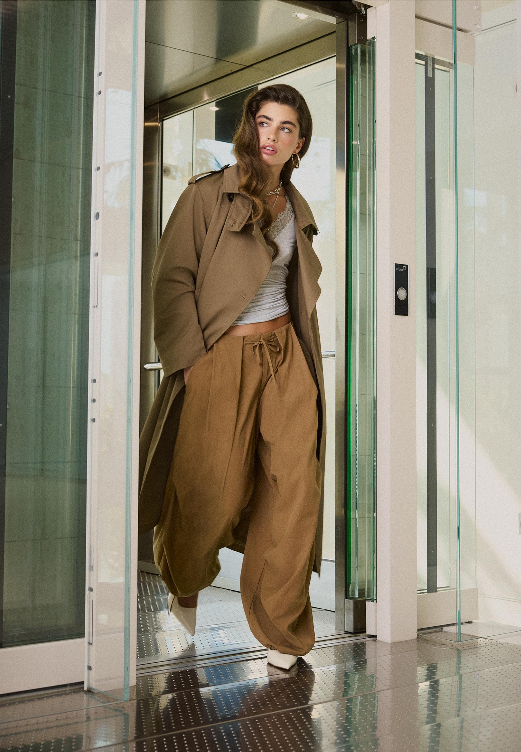 Technical pleated trousers — Dark camel