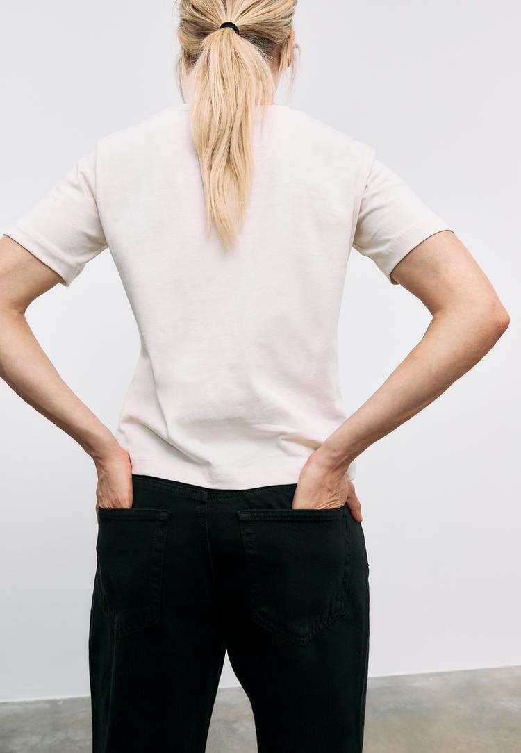 maglietta con ricamo testo