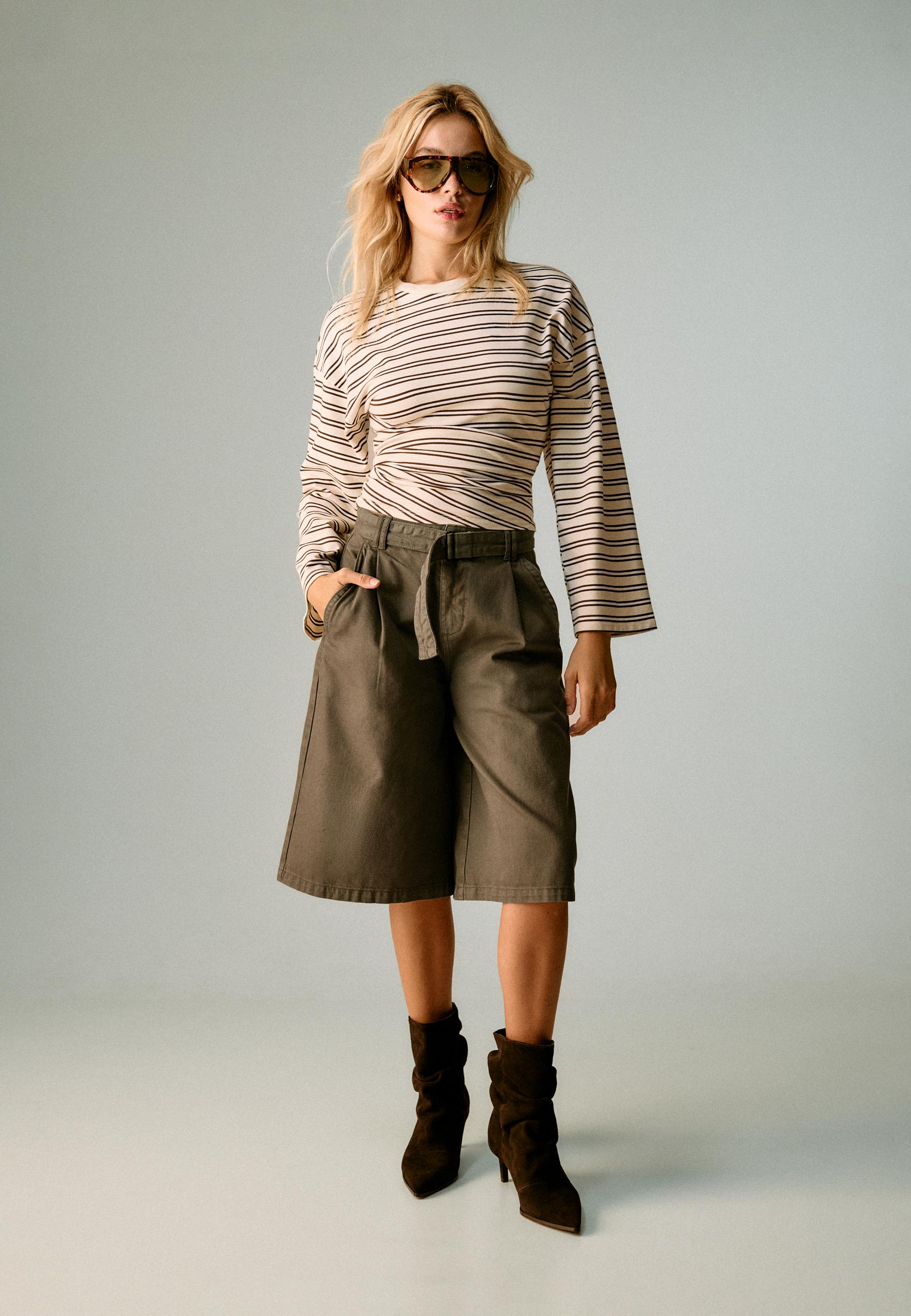 Stradivarius Baggy Βερμούδα Με Ζώνη Χακί 40